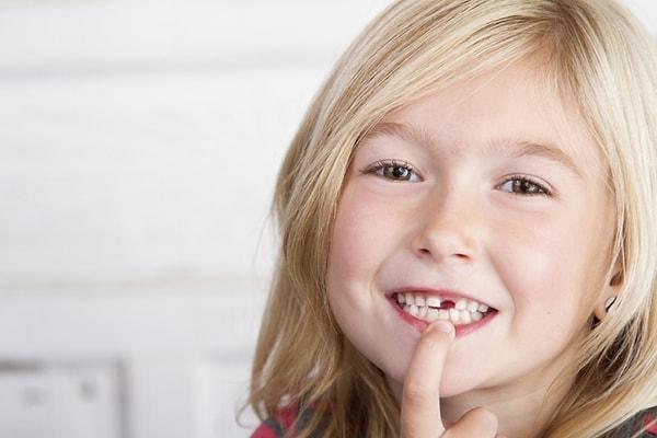 7. Bazı ülkelerde, çocuklar düşen dişlerini çatıya fırlatırlar.