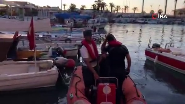 Uzun uğraşlar sonucu ikna edilen vatandaş sahil güvenlik ekipleri tarafından kıyıya getirildi.