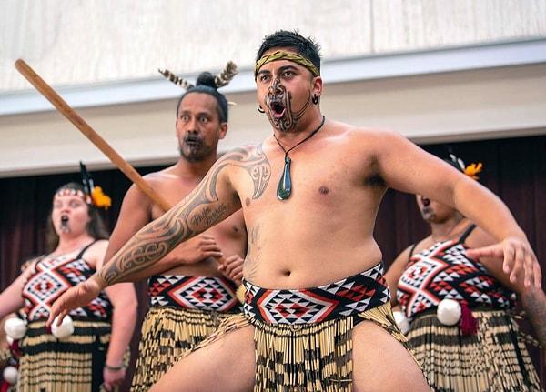 8. Yeni Zelanda'ya özgü 'Māori haka' dansı güç, birlik ve gururun göstergesi olarak sergilenen bir danstır.