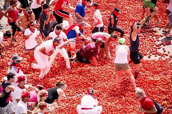 10. İspanya'nın Buñol kasabasında, fazla olgunlaşmış domatesler her yıl domates savaşı için kullanılıyor.