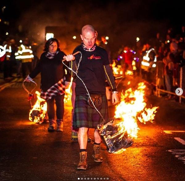 12. İskoçya'nın bir kasabasında, yeni yıl ateş topları ile kutlanır.