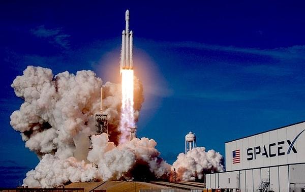 Geçtiğimiz günlerde uzaya ilk insanlı uçuşunu gerçekleştiren SpaceX cephesinden yeni haberler gelmeye devam ediyor...