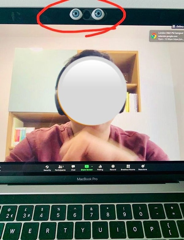 "Я приклеил глаза куклы к своему ноутбуку. Поэтому, глядя на камеру, я чувствую, что смотрю человеку в глаза."