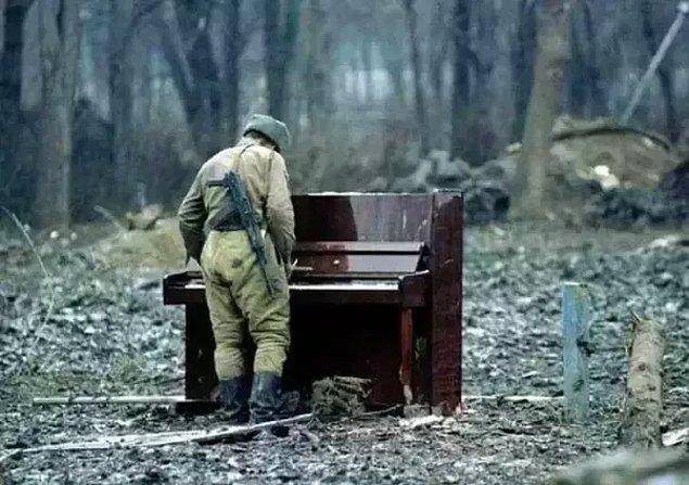 1. Rus asker savaş sırasında terk edilmiş piyanoyu çalıyor.