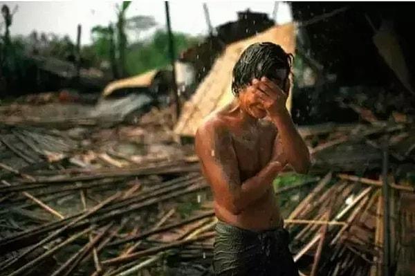 4. 2008'de Myanmar'da yaşanan kasırganın ardından evini kaybeden bir adam.