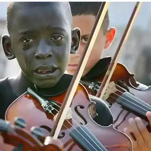 5. 12 yaşındaki çocuk, ona müziğin fakirlik ve şiddet karşısındaki gücünü öğretip keman çalmayı öğreten öğretmeninin cenazesinde.