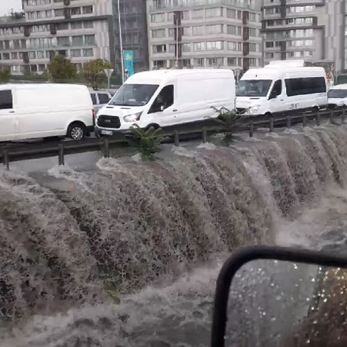 Sağanak Hayatı Felç Etti: Adana'da Hastane Bodrumunda Mahsur Kalan Kadın Son Anda Kurtarıldı