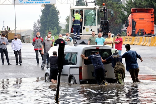 Sağanak Hayatı Felç Etti: Adana'da Hastane Bodrumunda Mahsur Kalan Kadın Son Anda Kurtarıldı