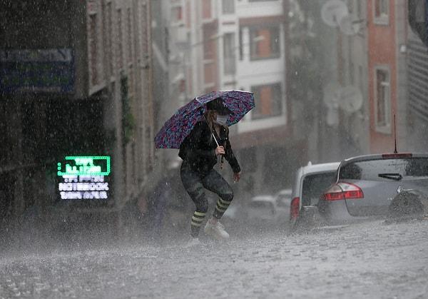 Yağış, İstanbul'da kısa süreli etkili olmasına rağmen ulaşımda ve günlük hayatta sıkıntıya neden oldu.