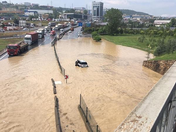 Şehirde bazı evleri su bastı. İstanbul'a giriş yapmaya çalışan araçlar Dilovası'nda mahsur kaldı.