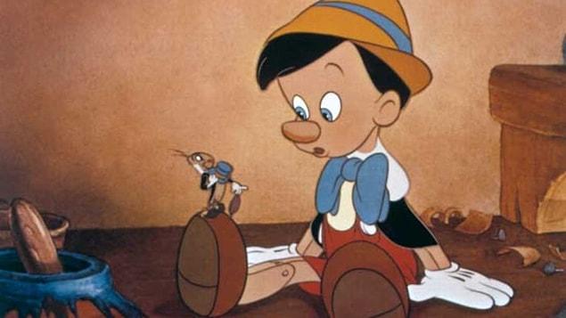 Gerçekte ise Pinokyo asla söz dinlemez, sürekli bir şeyler çalar ve babasını her zaman sıkıntıya sokar.