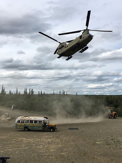 Christopher McCandless'ın Barınağı Olan 'Into the Wild' Otobüsü, Güvenlik Gerekçesiyle Yerinden Kaldırıldı