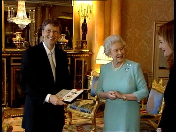 14. Bill Gates, İngiltere kraliçesinden onursal şövalyelik almış olsa da Amerikan olduğu için Sör unvanını kullanamaz.