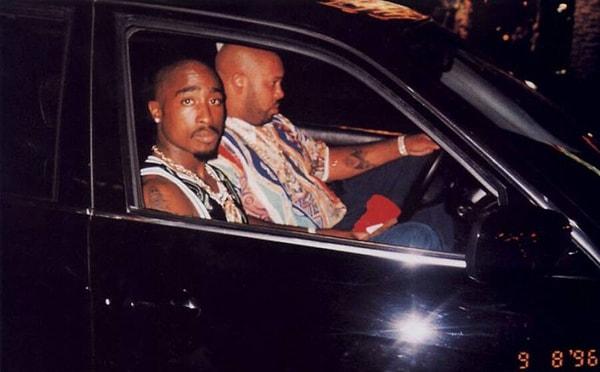 7 Eylül 1996 günü bu fotoğrafı çektirdikten 20 dakika sonra arabasına kurşun yağacak olan Tupac Amaru Shakur hareketli ve ilginç yaşamı son bulur.