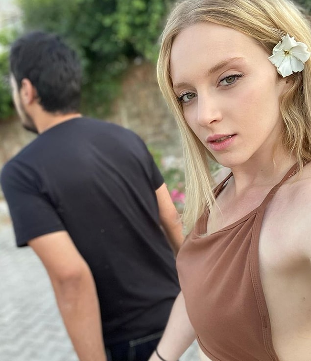 Sevgilisi Caner Şahin'le hemen hemen aynı saatler içerisinde paylaştıkları fotoğraflarla,