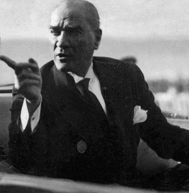 Sözlerine, 'hem cumhurbaşkanlığını devam ettirip hem de başbakan olabilmenin' kanunda yeri olmadığını belirterek devam eden Mustafa Kemal şöyle der: