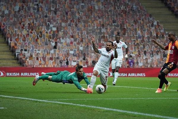 21. dakikada Kenan Özer, Orkun'un bu müdahelesiyle yerde kaldı ve hakem penaltı noktasını gösterdi. Ancak daha öncesinde ofsayt tespit edildi ve penaltı kararı iptal edildi.