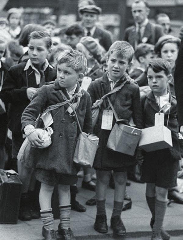 11. İkinci Dünya Savaşı sırasında ülkenin uzak köşelerine gönderilen Londralı çocuklar.