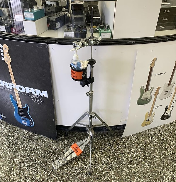 10. Для тех, кто не хочет прикасаться к дезинфицирующему средству для рук, аппарат, который работает при нажатии ногой: