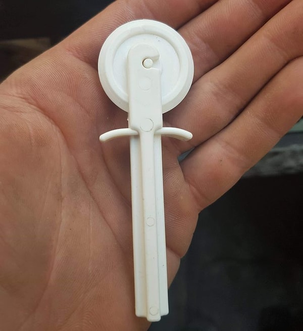 13. Крошечный аппарат для резки пиццы, которую можно найти в коробке от пиццы: