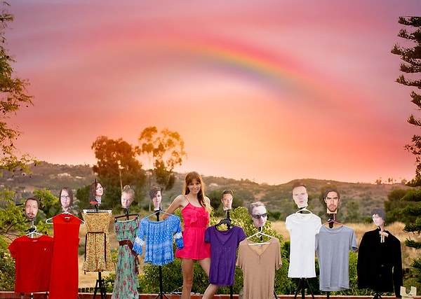 Я и мои гости на вечеринке которых я заставила согласовывать цвет со мной потому что вы понимаете что у вас гораздо больше влияния когда вы имеете дело с бумажными версиями людей.