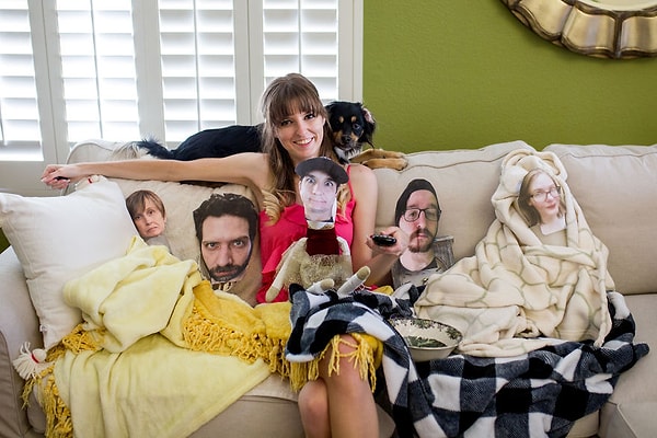 Мы прижались друг к другу, чтобы посмотреть фильм. Было уютно, пока моя собака не убежала с лицом Джона