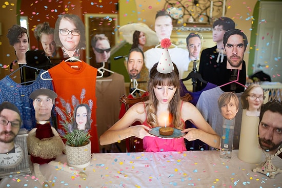 Девушка отпраздновала свой день рождения с бумажными версиями своих друзей, и вот 15 фотографий с этой вечеринки