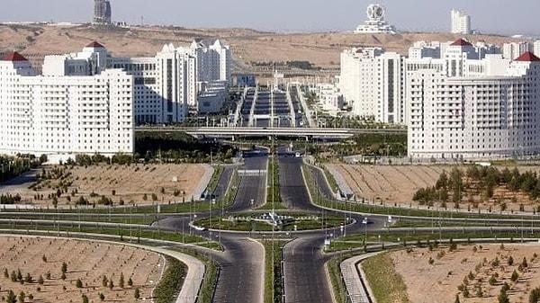 11. "Türkmenistan başkanı sırf kendi öyle sevdiği için bütün bir şehri bembeyaz inşa etmiş."