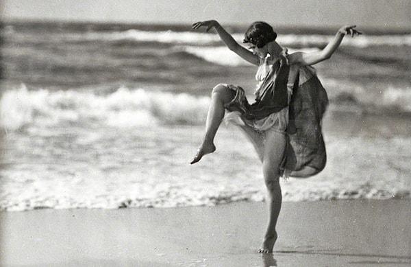 15. Amerikalı Isadora Duncan, modern dansın yaratıcısı olan kadın olarak tarihe geçen kişiydi.