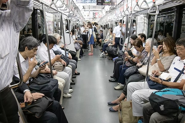 5. "У меня был самый большой культурный шок, когда я отправился из Америки в Японию. К примеру, в поездах было слишком тихо. Все либо сидят в своих телефонах, либо просто думают о своей работе. Эта картина сильно отличается от нью-йоркского метро, где люди говорят вслух, вокруг постоянно слышаться звуки инструментов или постоянно звонят мобильные телефоны."