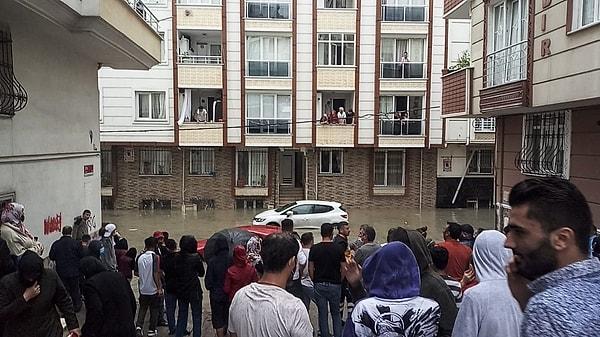 İstanbul'da sel ve fırtınadan objektiflere yansıyanlar...