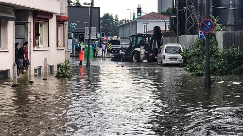 Hortum Çıktı, Dolu Yağdı ve Bir Kişi Hayatını Kaybetti: İstanbul'da Yaşanan Selden Kareler