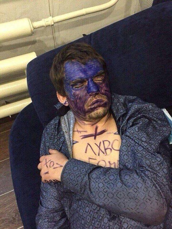 3. Ибо не стоит засыпать на вечеринке, когда у тебя друзья - шутники