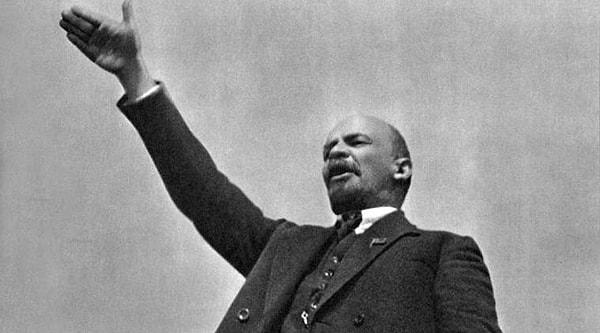 14. Vladimir Lenin Sovyetler Birliği Hükûmet Başkanı olarak birçok suikast girişiminden sağ çıkmıştı.
