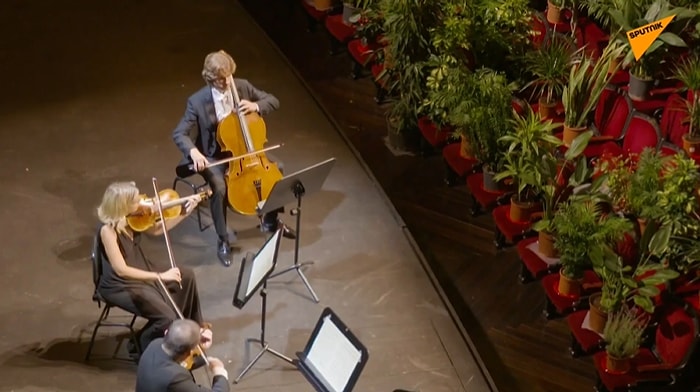 Karantinadan Sonra Kapılarını Açan Barcelona Operası İlk Konserini Bitkilere Verdi