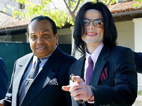 4. Kemer ve sopayla babasından şiddet gören Michael Jackson.