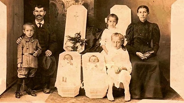 O dönemde yaşarken fotoğraflanmak yaygın olmadığı için insanlar kaybettikleri yakınlarını hatırlayabilmek amaçlı son yolculuklarından önce fotoğrafçı tutmaya başlamışlar.