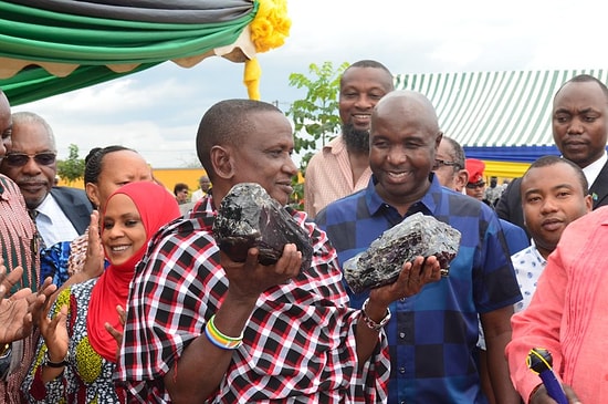 Tanzanya'nın En Değerli İki Taşını Bulan Madenciye 22,9 Milyon Liralık Ödül: 'Yarın Büyük Parti Var'