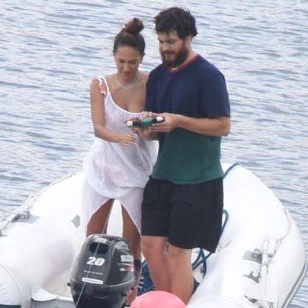 Sevgilisi Duygu Sarışın ile tekne tatili yapan ünlü oyuncu, son haliyle yine hepimizi şaşırtmayı başardı...