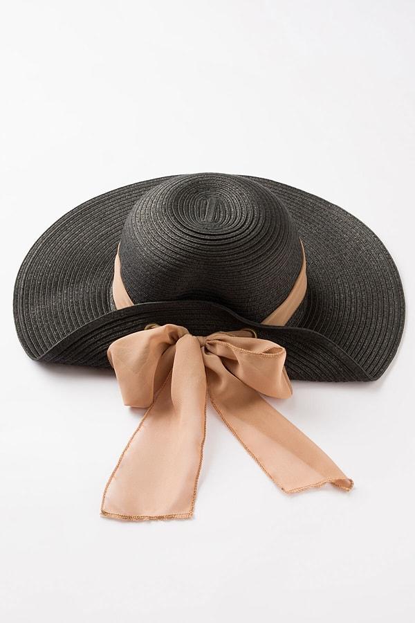 4. Bu şapkanın hem siyahı hem klasik hasır şapka rengi var. Ama bence siyahı efsane.