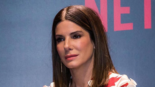 На программе The Ellen Show, в котором она участвовала, Сандра призналась, что секрет ее молодости, заключается в том, что она делает инъекции детской кожи в лицо.