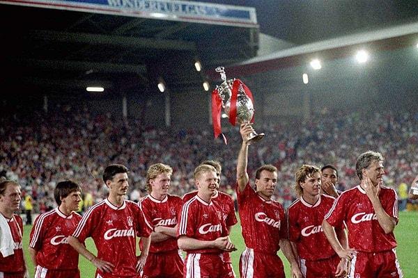 En son 1990'da Premier Ligi lider tamamlayan Liverpool, 30 yıllık hasretine son vererek şampiyonluk sayısını 19'a çıkardı.