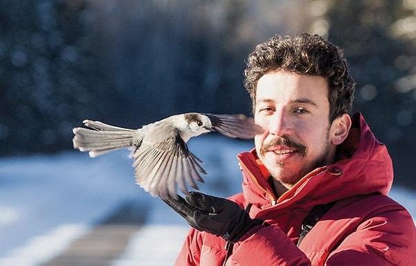 Saz kedisini görüntüleyen Yoğurtçuoğlu, Türkiye'de en çok kuş türünün gözlem kaydı rekorunu elinde tutan bir yaban hayatı uzmanı.