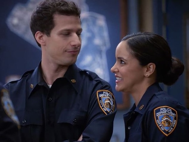 8. Brooklyn Nine Nine’ın 8. sezon senaryosu tamamlanmıştı ancak son dönemlerde artan polis şiddeti olaylarından dolayı senaryo ekibi yeniden bir araya geldi ve yeni bir senaryo ele almak için çalışmalara başladı.