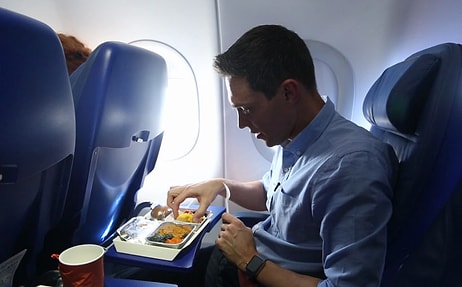 Эксперты озвучили список продуктов, которые нельзя есть в самолете