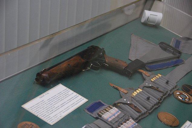 9. Uluslararası Uzay İstasyonu'nda Ruslar'a ait bir silah vardı. Bu silah dünyaya geri döndüklerinde kapsülleri ayıların olduğu bir bölgeye düşerse kendilerini koruyabilmeleri içindi.