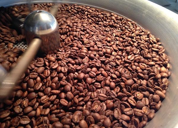 14. Kahve kavrulurken kafeinini kaybeder, bu yüzden iyi kavrulmuş kahveler aslında az kavrulmuş kahveden daha az etkilidir.