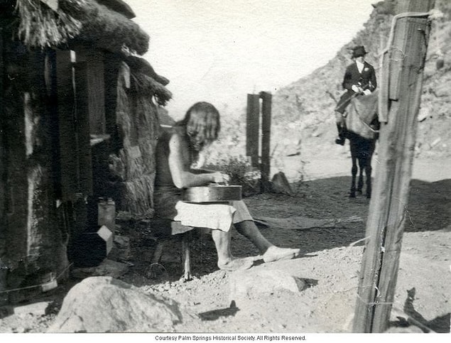 Çölde yaşadığı birkaç seneden sonra, hippi yaşam tarzını merak eden şehirlilerin ziyaret akınına uğrar Pester; bu durumdan o kadar da hoşnut değildir aslında.