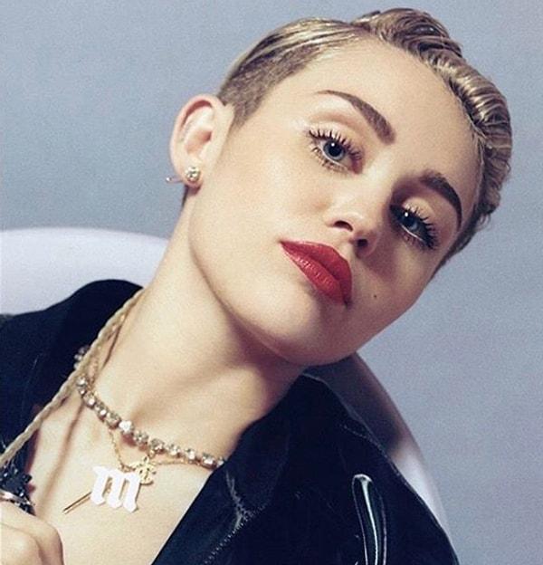 17. Miley Cyrus  saçları için aldığı postişlere 24 bin dolar harcamış.