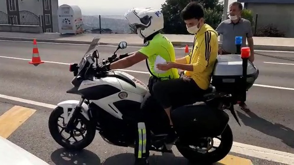 YKS'ye Girecek Öğrenciyi Motosikletle Sınava Yetiştiren Polis